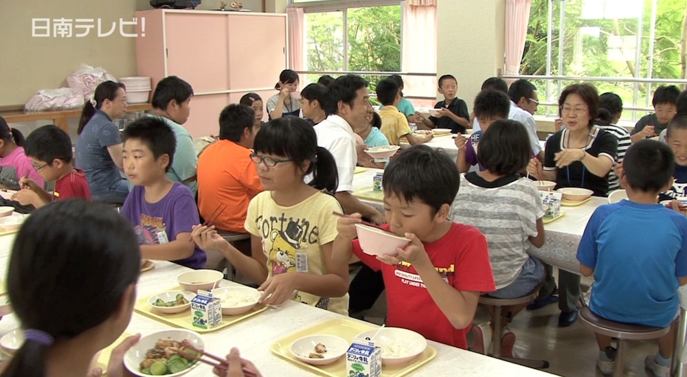 吾田小学校で地産地消の交流給食