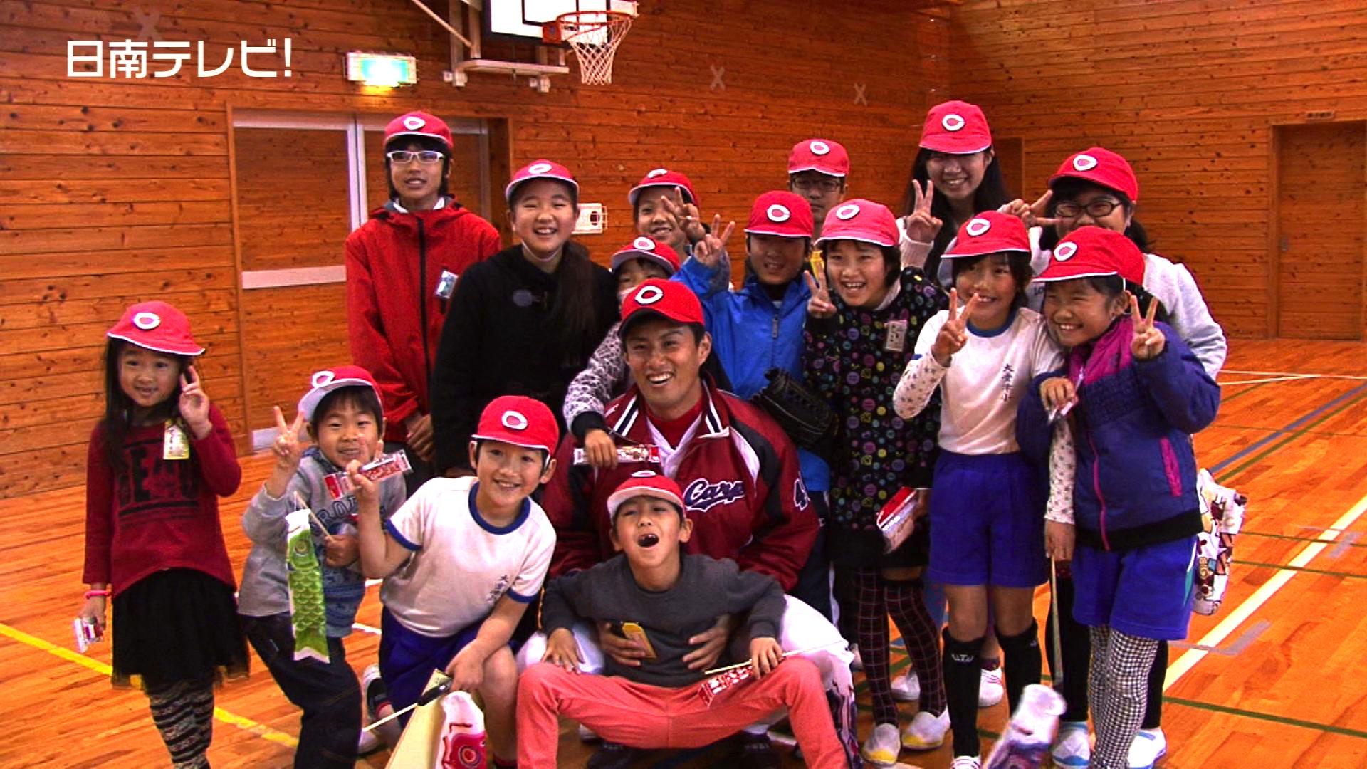 広島カープ 若手選手が学校訪問