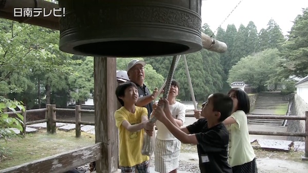 「時の記念日」児童が城跡の鐘をつく