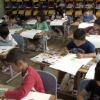 王子製紙が1年生にスケッチブック贈呈