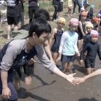 棚田で泥んこ遊び