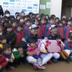 西武 大石･武隈投手に園児からバレンタイン