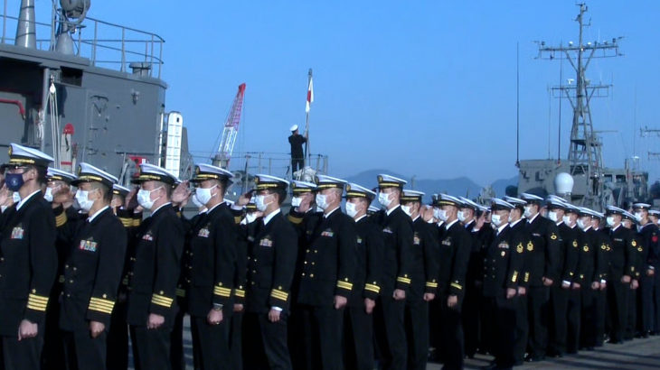 海上自衛隊の艦艇が油津港へ入港