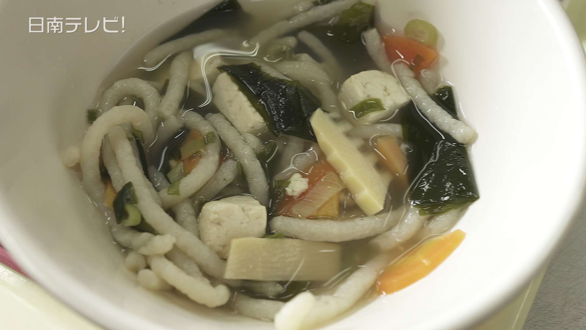 地産地消の給食で郷土料理「魚うどん」が登場