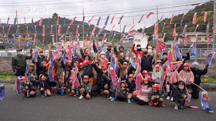 広島カープを応援　住民と園児がミニ鯉のぼり設置