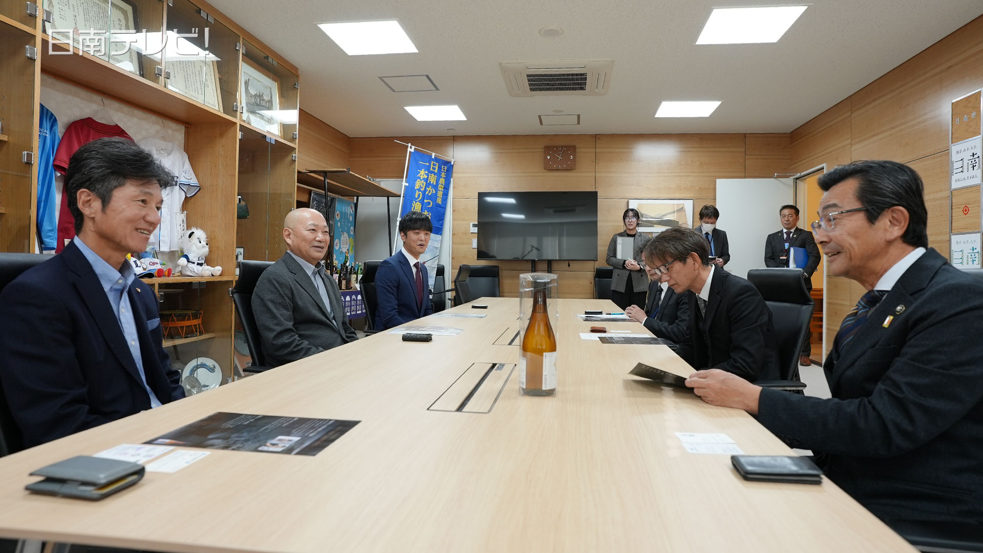 原料もデザインも日南産 焼酎「日南 ROOTS」完成