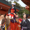 華やかな和装で再現　シャンシャン馬道中に新婚カップル
